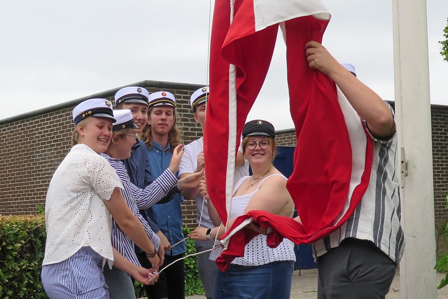 Der var stort fremmøde ved flagstangen, da årets første HHX- og HTX-studenter fra ZBC Vordingborg skulle sende Dannebrog til tops.