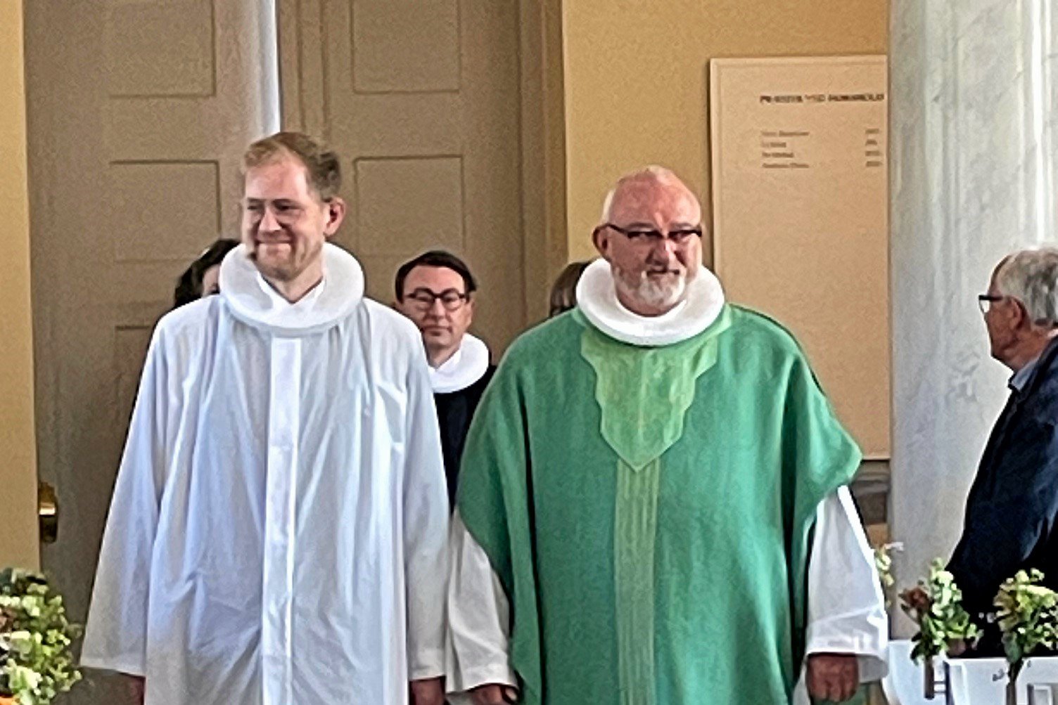 ved søndagsgudstjenesten 9. juni blev jeg indsat som ny præst i sognet. Det var højtideligt, flot og festligt, skriver Rasmus Jensen, ny præst Hørsholm kirke