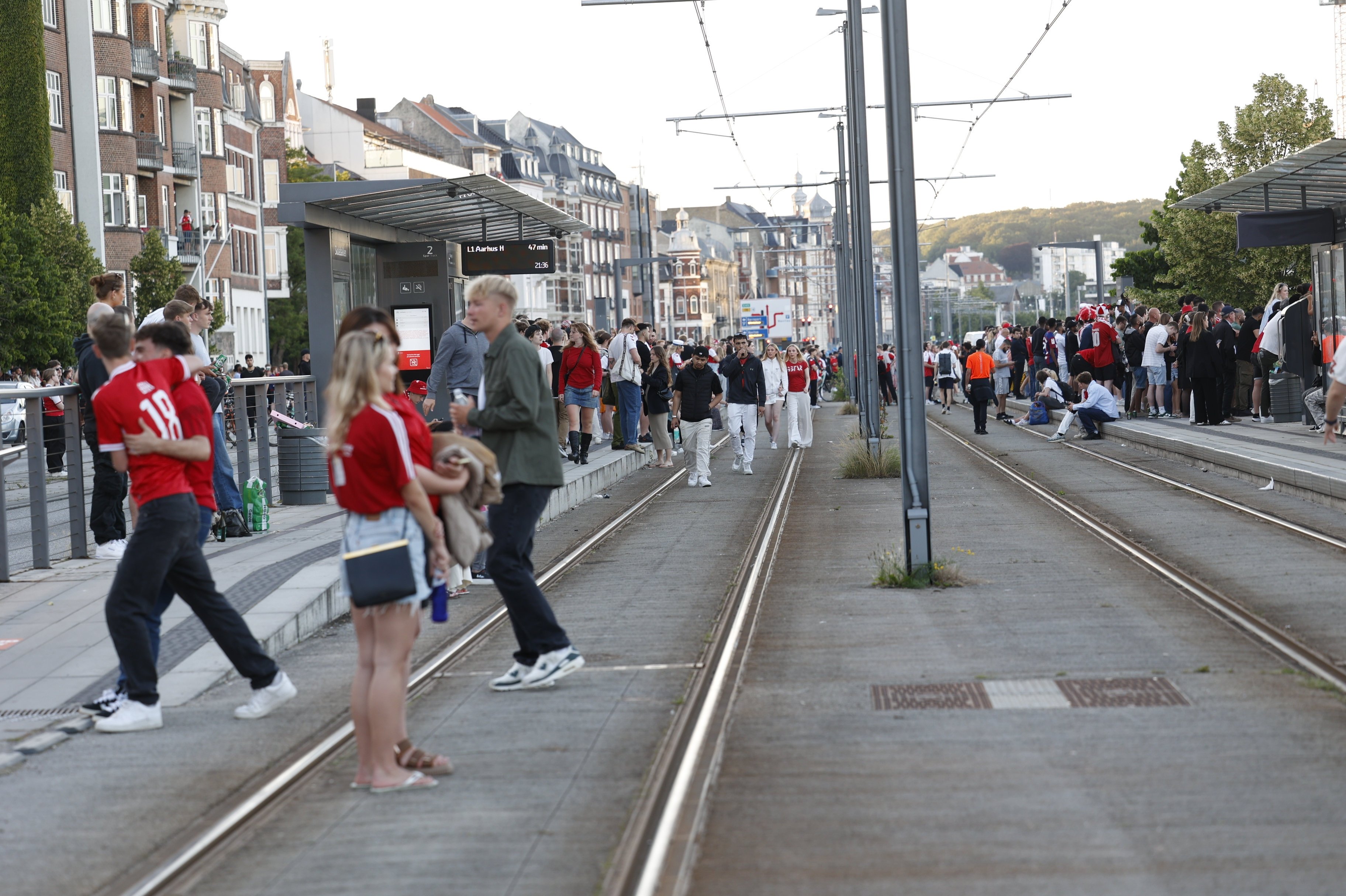 DSB forventer, at 10.000 danske fans rejser med toget mod det tyske inden lørdagens kamp. Her ses fodboldfans i Aarhus efter tirsdagens sidste gruppekamp mod Serbien. (Arkivfoto).