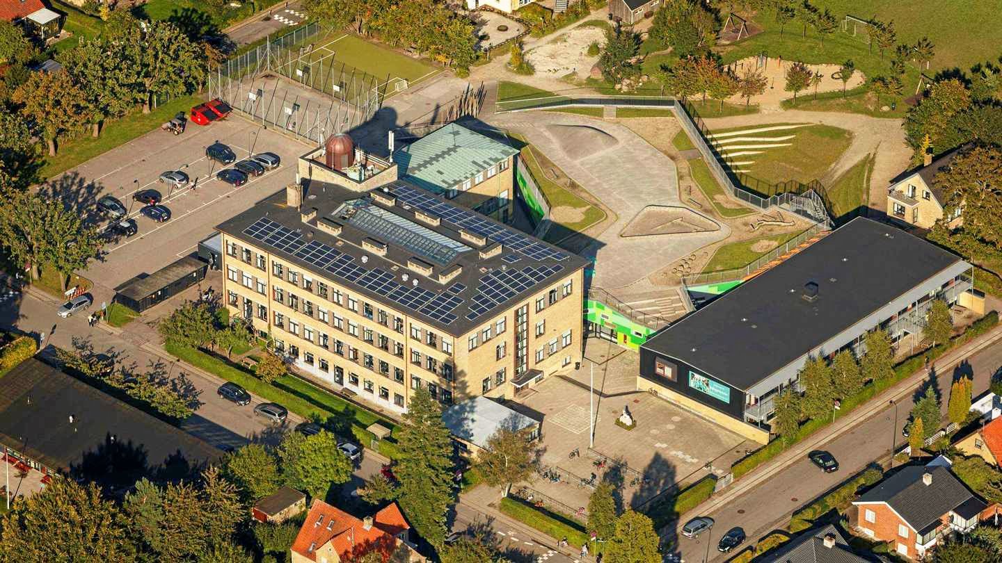 Flere elever på skolen blev udsat for overgreb og grove krænkelser fra en tidligere skolepædagog.