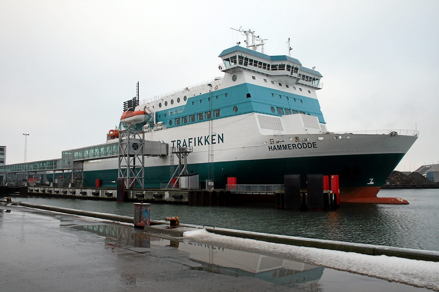 Den ene af de to færger, der sejler mellem Køge og Rønne skal nu ombygges for et tocifret millionbeløb.