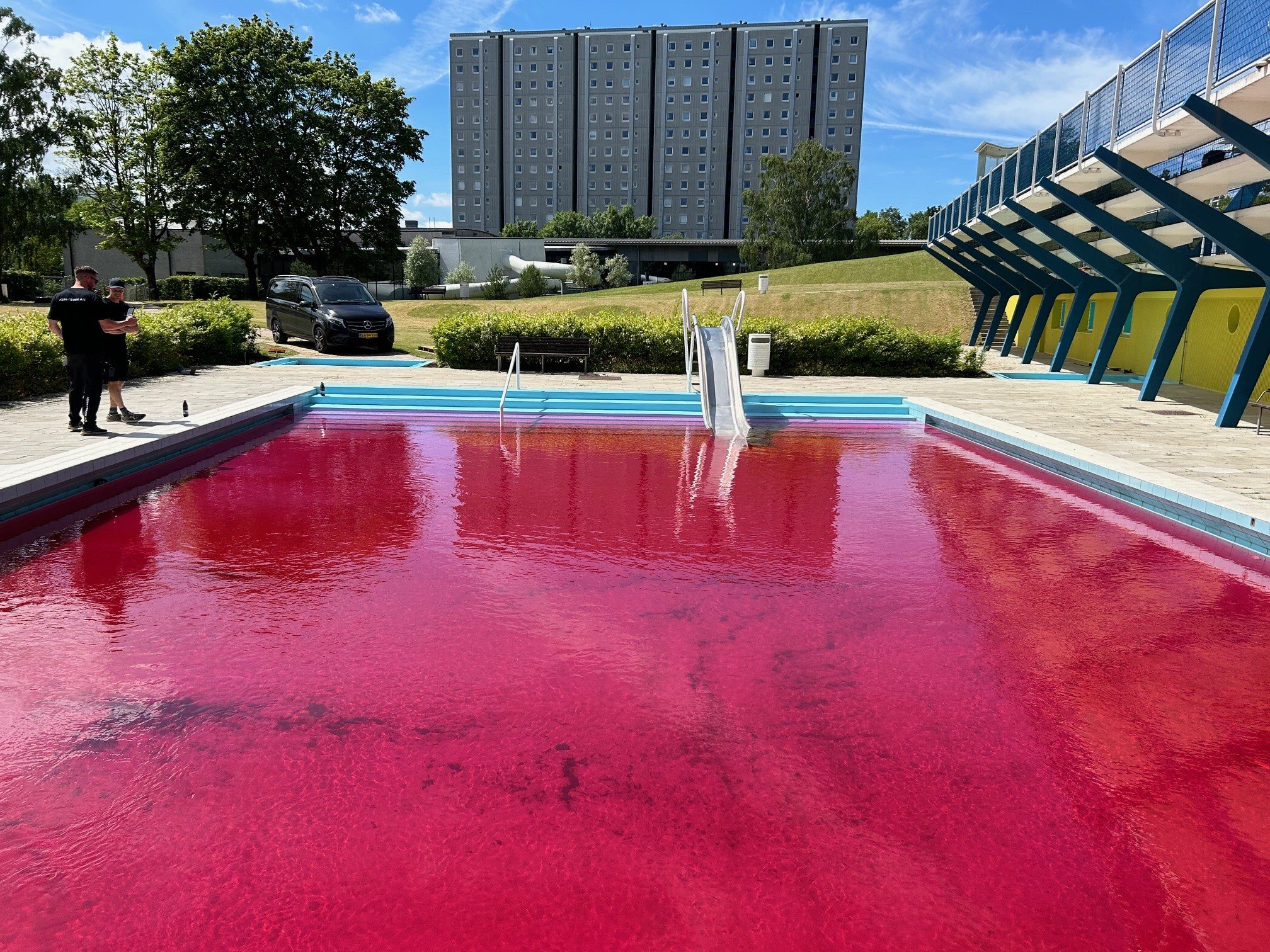 Det ligner noget fra en gyserfilm. Kunne du tænke dig en dukkert i det 'røde hav'?