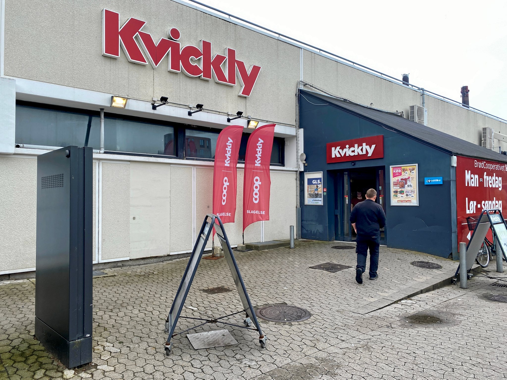 Der står fortsat Kvickly ved indgangspartiet ud til parkeringspladserne ved Vestsjællandscentret.