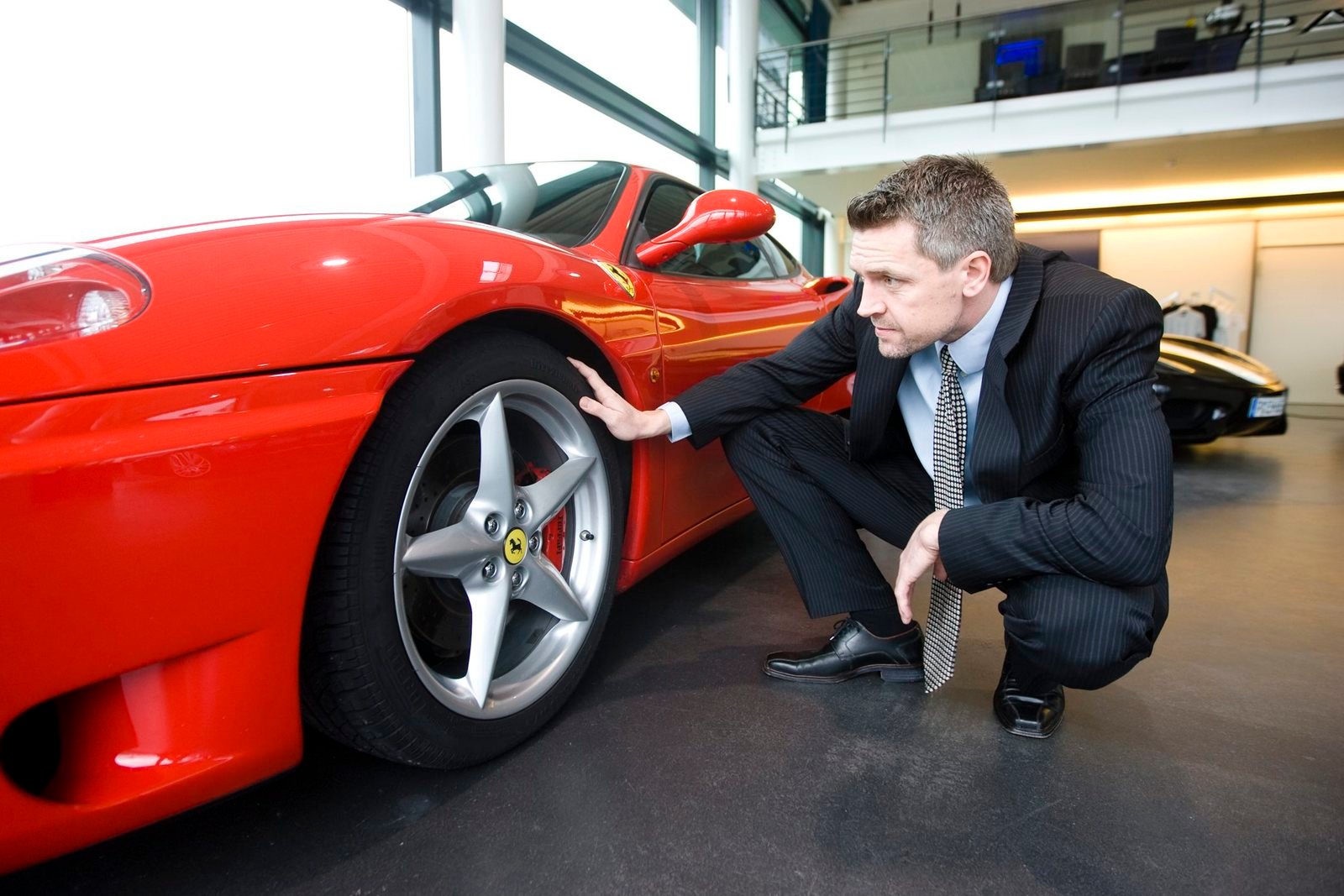 Mange eksklusive biler som Porsche, Ferrari og Maserati solgt som brugt i 2009. Fleksleasing er en hurtig genvej til de dyre biler, men Skat skal altid tages i ed, råder FDM.