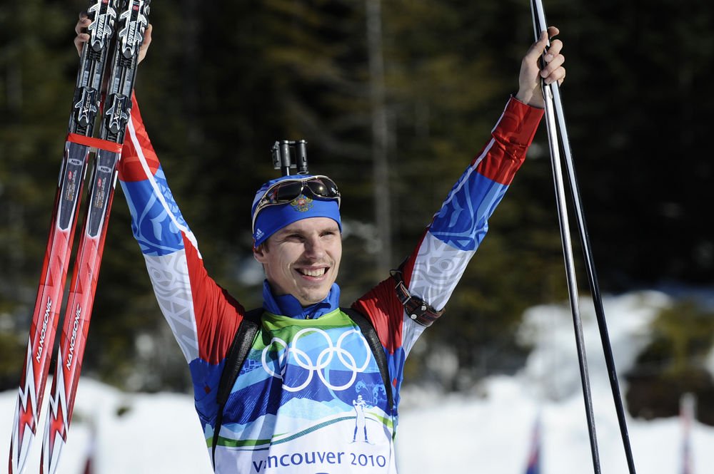 Den unge russiske skiskytte Evgeny Ustyugov snød favoritterne og vandt 15 kilometer med samlet start ved vinter-OL i Vancouver.