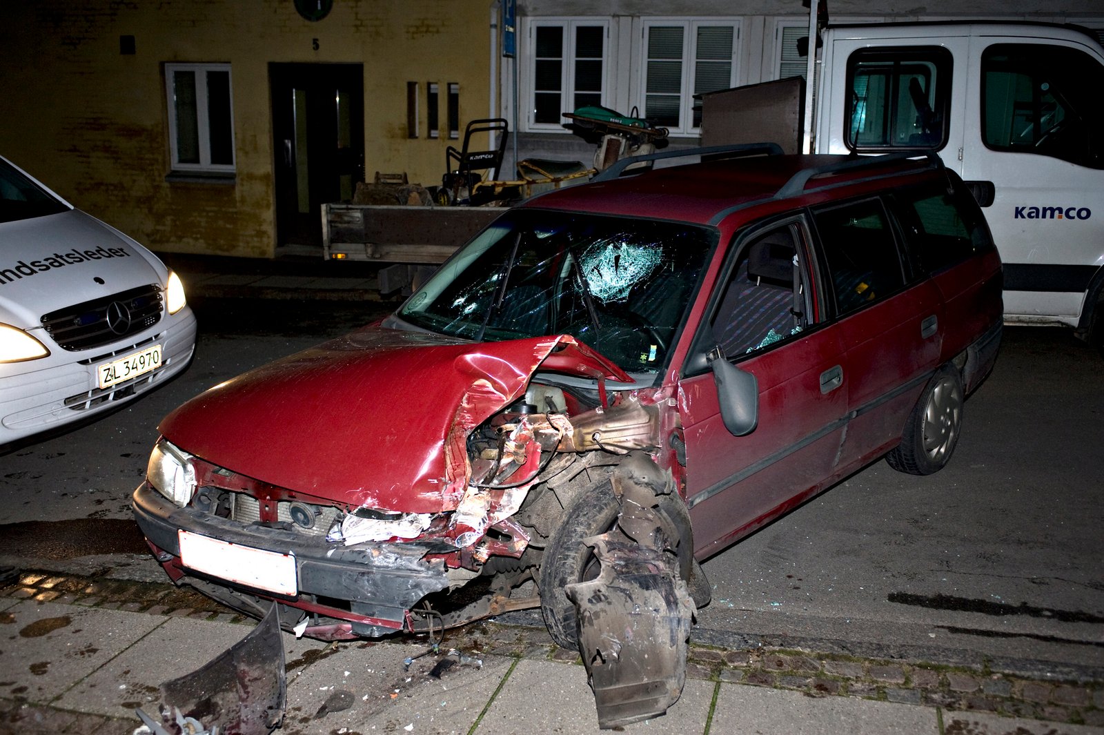 En mandlig bilist døde natten til tirsdag efter at være blevet ramt af skud affyret af en politibetjent i Kalundborg.
