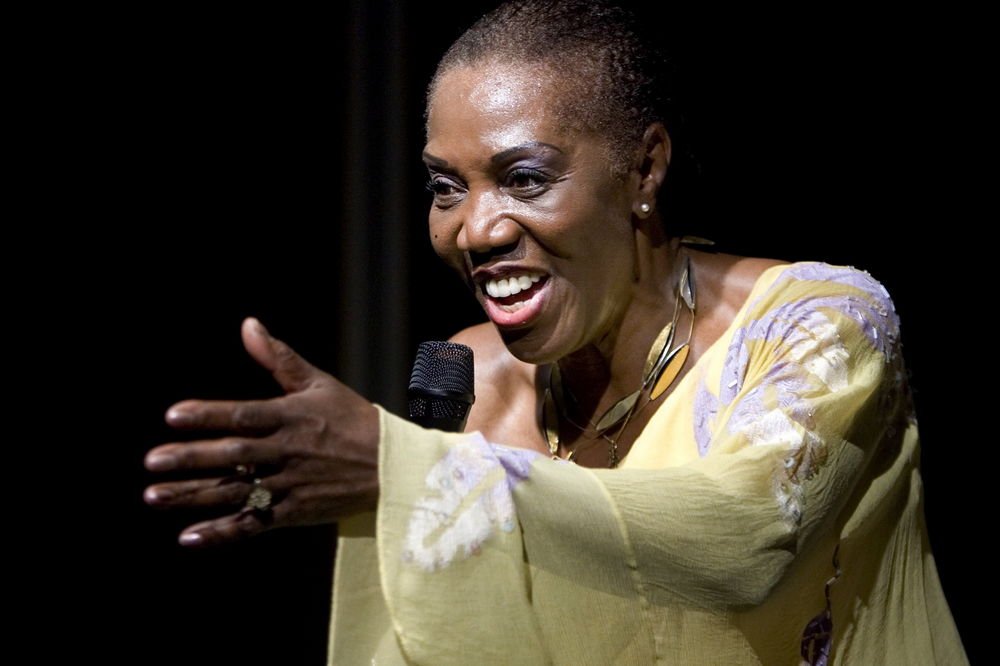 Jazz- og gospelsangerinden Etta Cameron er død, 70 år. Hun sov ind torsdag eftermiddag hjemme hos sin søn efter tre ugers sygdom.