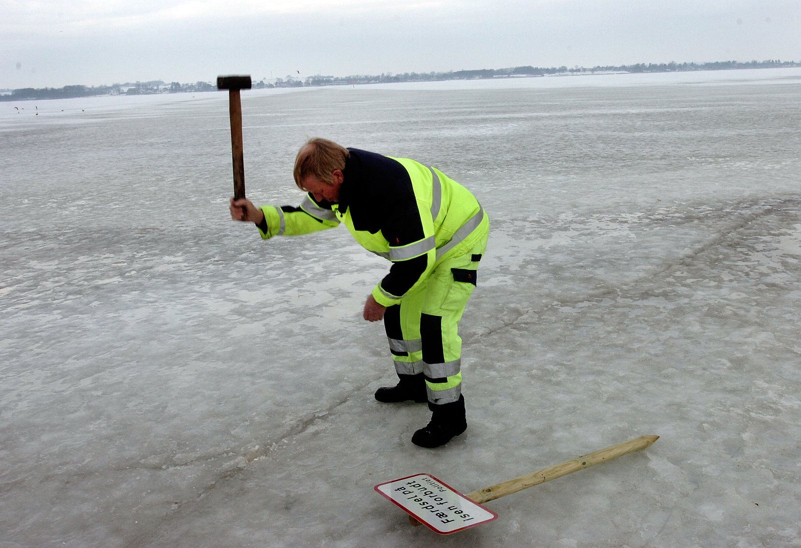 Holbæk Kommune og Midt- og Vestsjællands Politi har ikke været enige om, hvem der holdt øje med folks færden over den tilfrosne Holbæk Fjord. Nu erkender kommunen dog ansvaret og lukker adgangen til fjorden for denne vinter.