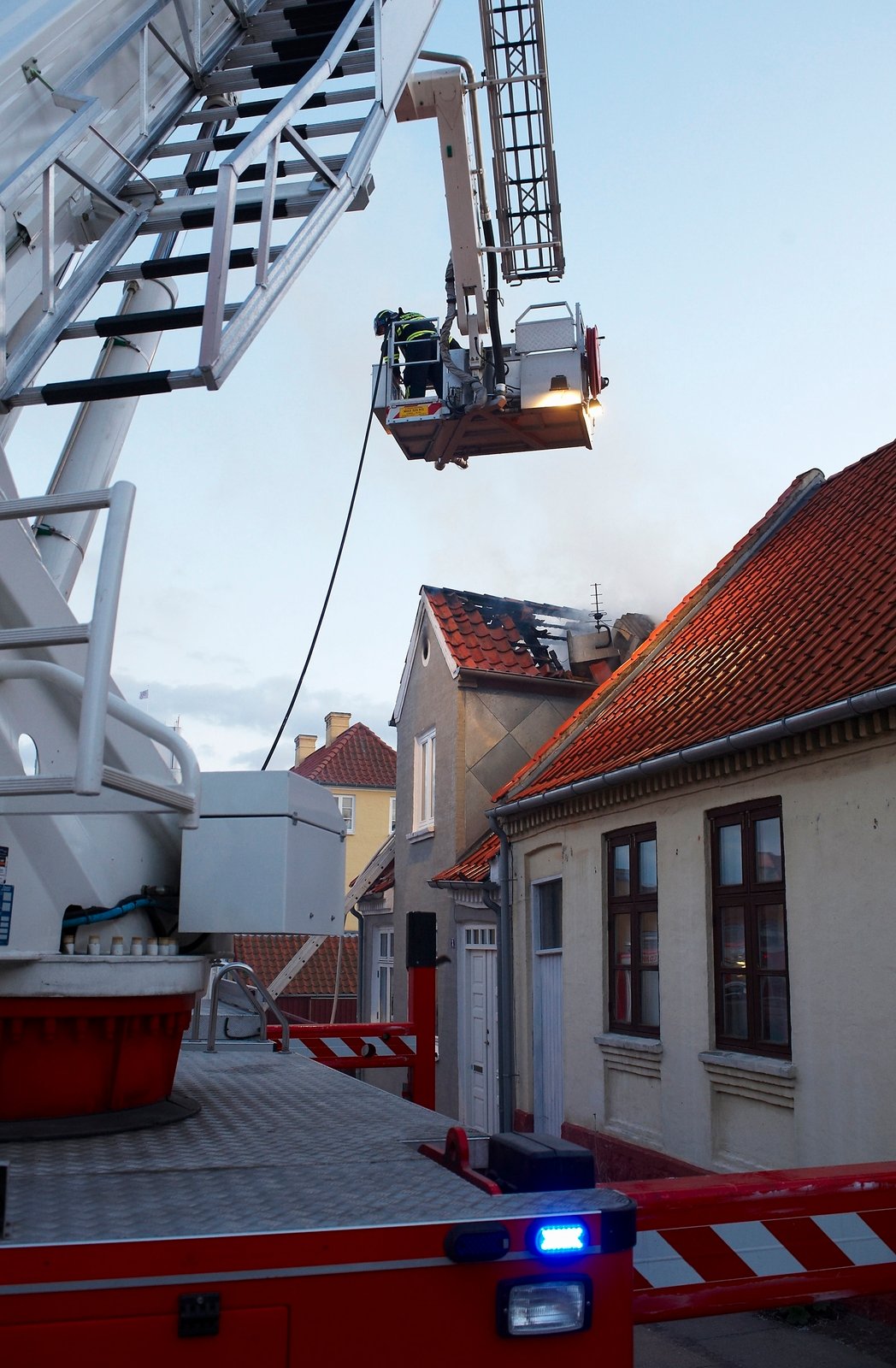 Kort før klokken 20 fredag aften gik alarmen ind om en brand i Slotsgade i Kalundborg.