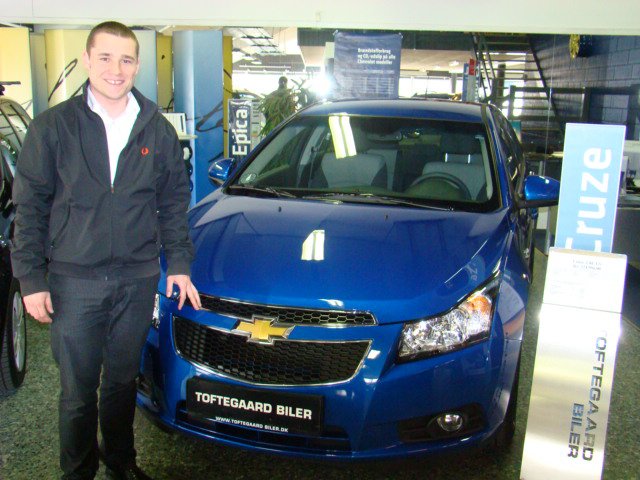 Som de eneste på markedet tilbyder Chevrolet nu tre års fuld forsikring på alle sine modeller uanset købers alder, bopæl og anciennitet. Dermed opfylder den populære bilproducent et stort ønske fra mange bilister - ikke mindst førstegangskøbere, som nu kan få en usædvanlig billig forsikring med i bilkøbet.