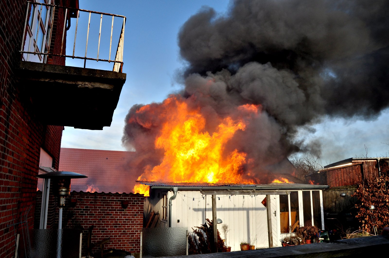 En dreng på 12 år satte fredag omkring klokken 18.25 ild til et skur på Odinsvej i Høng.