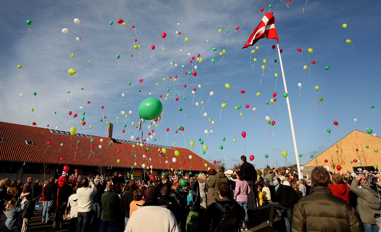 Balloner, flag og glade elever i anledning af Toftehøjskolens 40 års jubilæum. Det var dengang - nu er skolen fortid, og flere borgere/forældre mener stadig, at Egedal Kommune bøder for beslutningen om at lukke Ølstykke-skolen og Søagerskolen i Smørum.