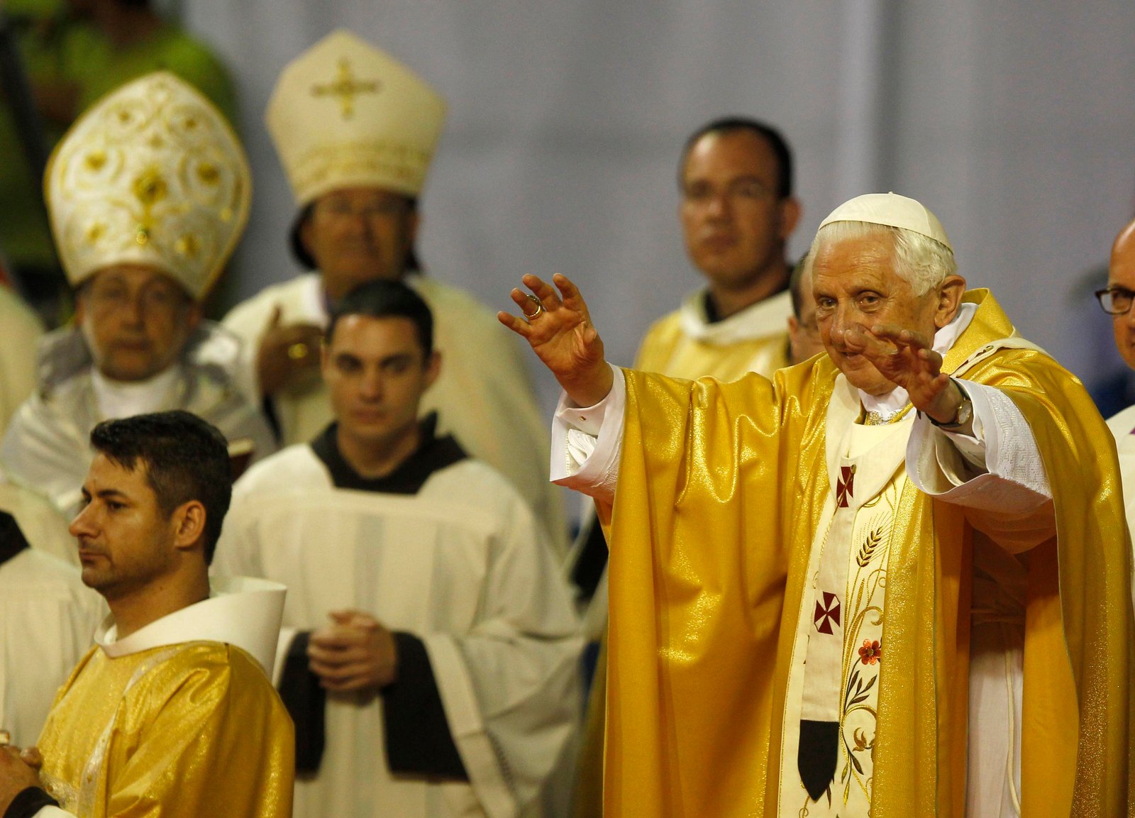 Pave Benedikt XVI vil ikke diskutere den katolske kirkes kyskhedsløfte. Han mener ikke, at seksuelle overgreb på børn har noget med præsters cølibat at gøre.