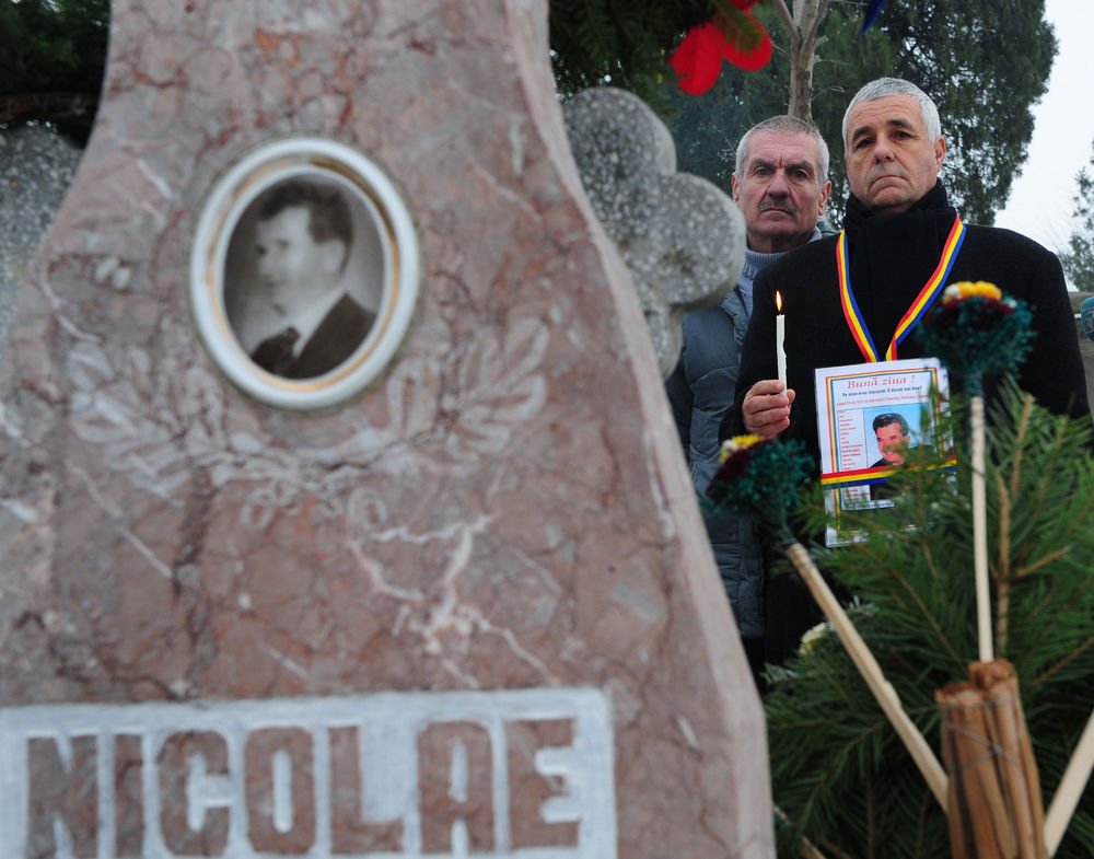 Ligene af Rumæniens tidligere diktator Ceausescu og hans hustru er blevet gravet op, for at de kan blive identificeret en gang for alle.
