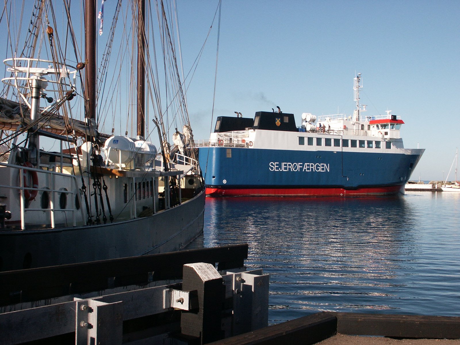 Færgen skal midt i sommertrafikken uventet have nye lejer. Den mindre Omøsund afløser i næste uge.