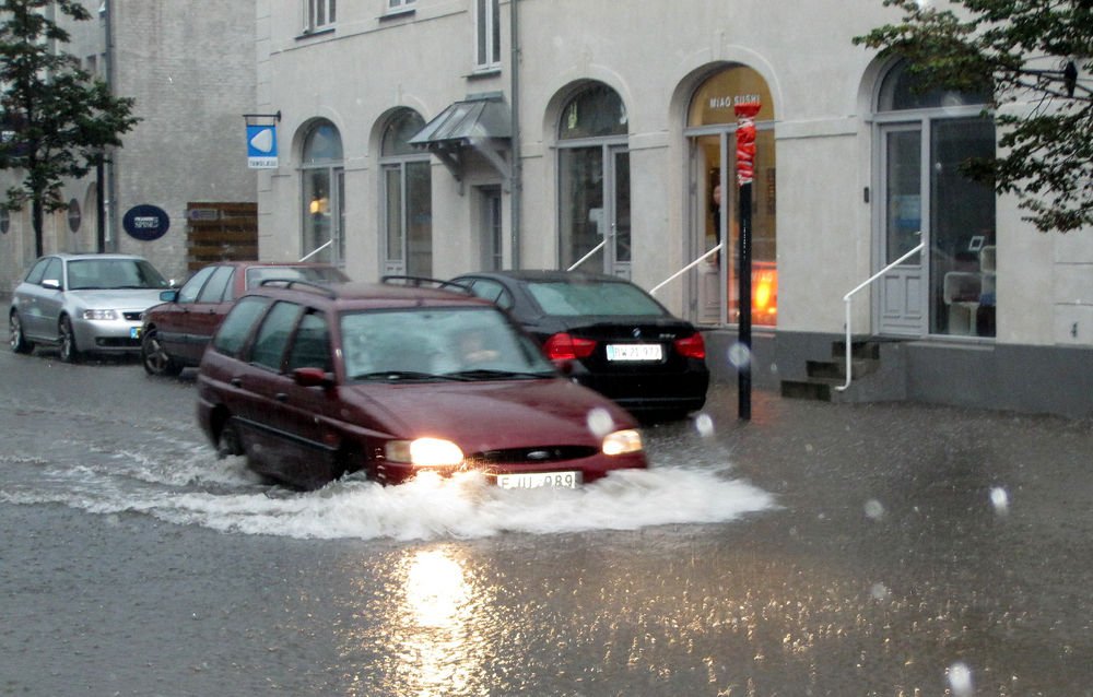 På en time faldt der 35,6 millimeter regn over Nordsjælland. Også voldsomme regnmængder i København. Et skybrud, siger Danmarks Meteorologiske Institut.