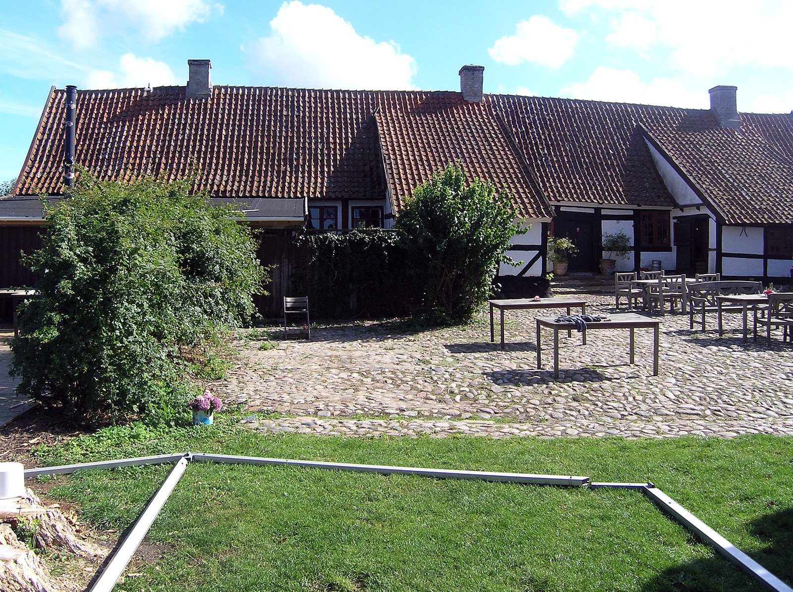 Tirsdag aften blev byrådet splittet på kryds og tværs, da politikerne skulle diskutere fremtiden for Lodsoldermandsgården i Rørvig.