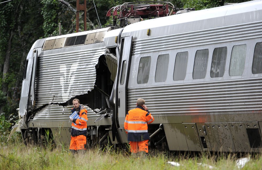 Den 24-årige svenske kvinde, der blev livsfarligt kvæstet ved togulykken i Sverige søndag, er død. Det oplyser et svensk hospital.