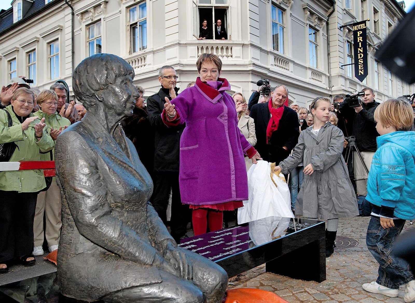 Steffen Hansen ses i baggrunden med det røde halstørklæde ved afsløringen af statuen af Lise Nørgaard i 2010. Skuespilleren Ghita Nørby fik æren af at løfte sløret sammen med Lise Nørgaards oldebørn.