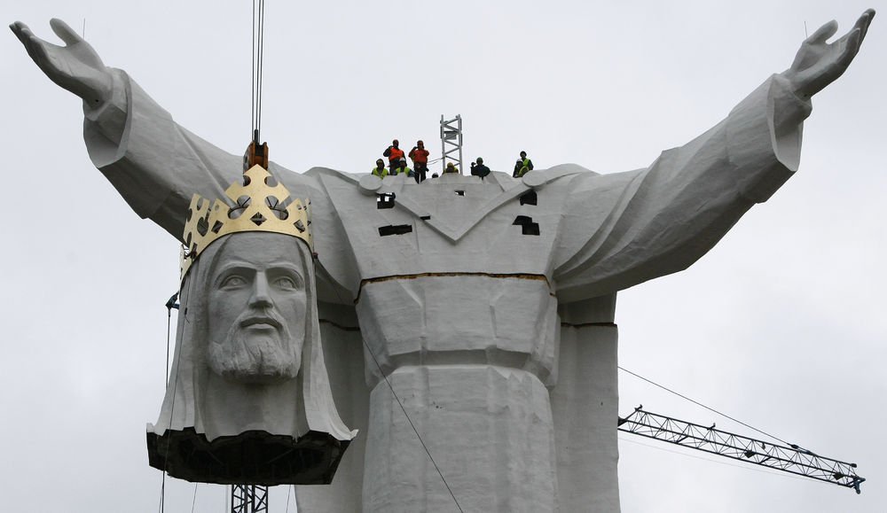 I den polske by Swiebodzin er verdens største Jesus bygget færdig lørdag aften. Statuen, der står i en kålmark, er tre meter højere end den berømte Jesus i Rio.