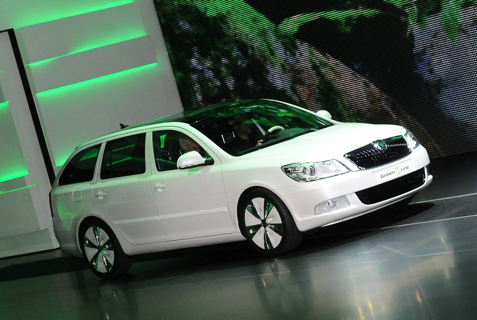 Skoda barsler med en Octavia stationcar med elmotor og navnet Green E Line. Elmotoren yder det, som svarer til 116 hk, og det skulle være nok til at køre til 100 km/t. på 12 sekunder og en topfart på 135 km/t.