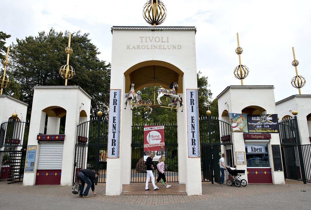 Aalborgs traditionsrige tivoli, Karolinelund, får nu chancen for en ekstra tur i manegen. Efter at kommunen har opgivet driften, har nye investorer meldt sig.