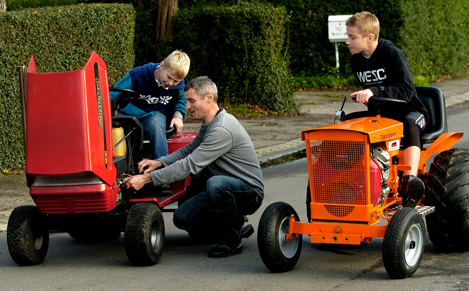 Kom og træk med. Sådan lyder opfordringen fra havetraktortrækkere i Fårevejle. De er på udkig efter flere, der har mod på at udfordre deres havetraktor.