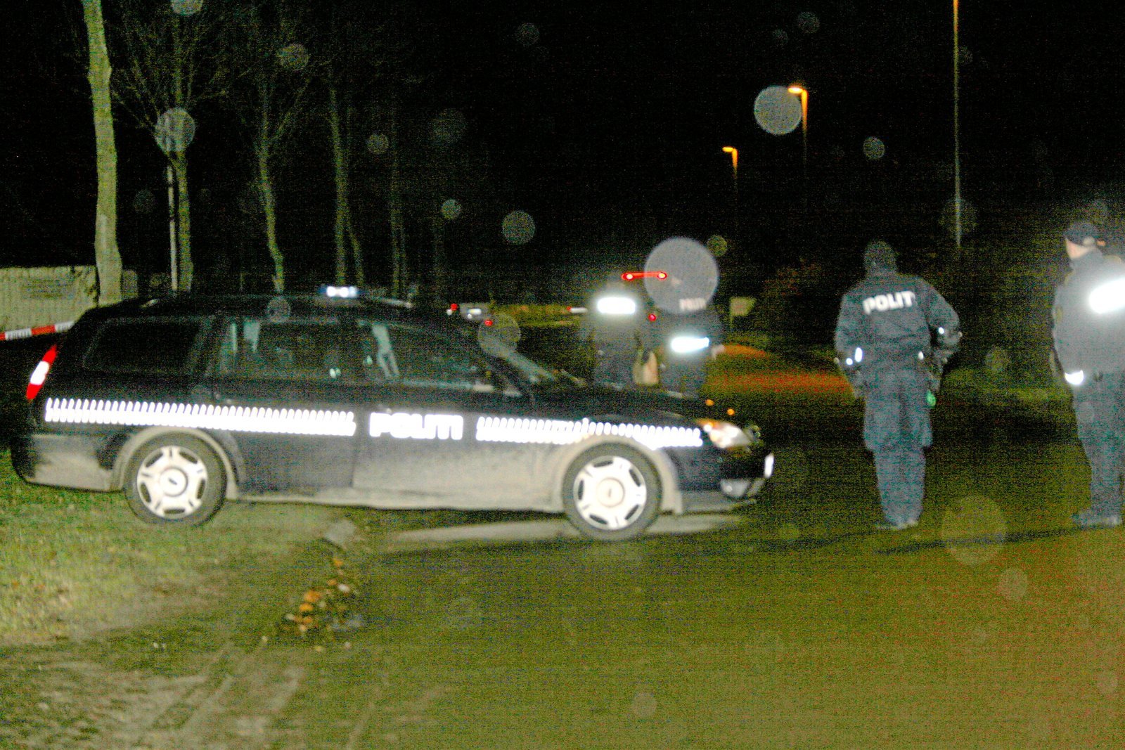 Bandidos daværende klubhus Hejreskovvej i Kvistgård var i 2011 under skærpet bevogtning. Her ses politiet efter en melding og skud mod bygningen.