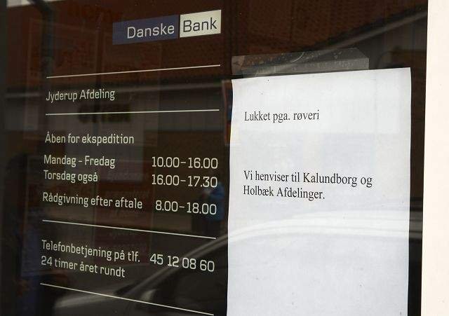 Jyderup
 Der var ubetingede fængselsstraffe til både ham og hende, da en domsmandsret i Kalundborg tirsdag eftermiddag fandt et ungt ægtepar skyldigt i bankrøveri mod Danske Bank i Jyderup tidligere på sommeren. En appel om mild straf til den kvindelige part prellede af på retten, der i stedet sendte begge de dømte bag tremmer med det samme.