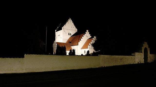 Gislinge
 Gislinge Kirke har både problemer med fugt og kulde. Menighedsrådet har ikke selv penge til at løse problemet, men provstiudvalget har bevilget 444.000 kroner til at løse fugtproblemet.