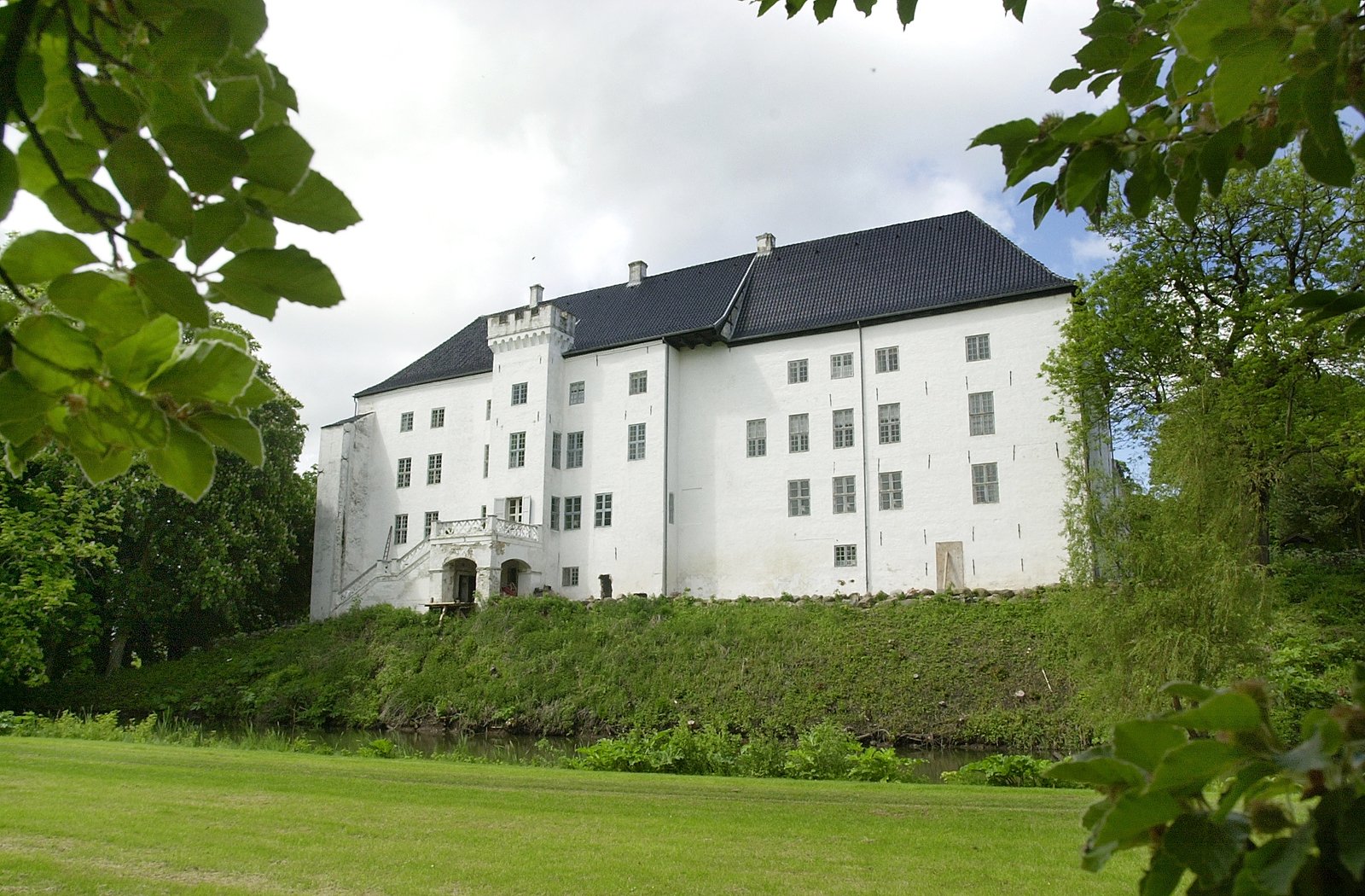 Danmark regeres fra Dragsholm Slot fra torsdag til fredag, når regeringens 19 ministre samles til årets regeringsseminar i Odsherred. Normalt mødes ministrene på Havreholm Slot ved Hornbæk, for at nyde god mad, rare omgivelser og få luftet regeringens politiske visioner. Derfor er vicedirektør på Dragsholm Slot, Thomas Kjelfred, ekstra begejstret for at det er lykkes at få regeringens ministre til at skifte slot til Dragsholm.