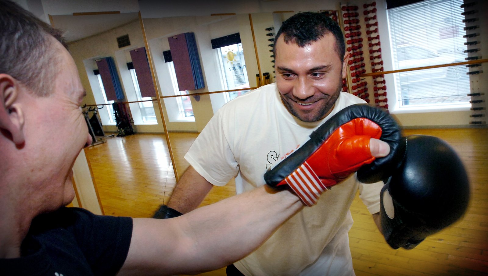 Egentlig havde han lagt både sport og udstyr på hylden. Men nu trækker den tidligere professionelle bokser holbækkeren Hasan Al igen i træningstøj og handsker, når træningscentret Studie 82 fremover byder på boksetræning.