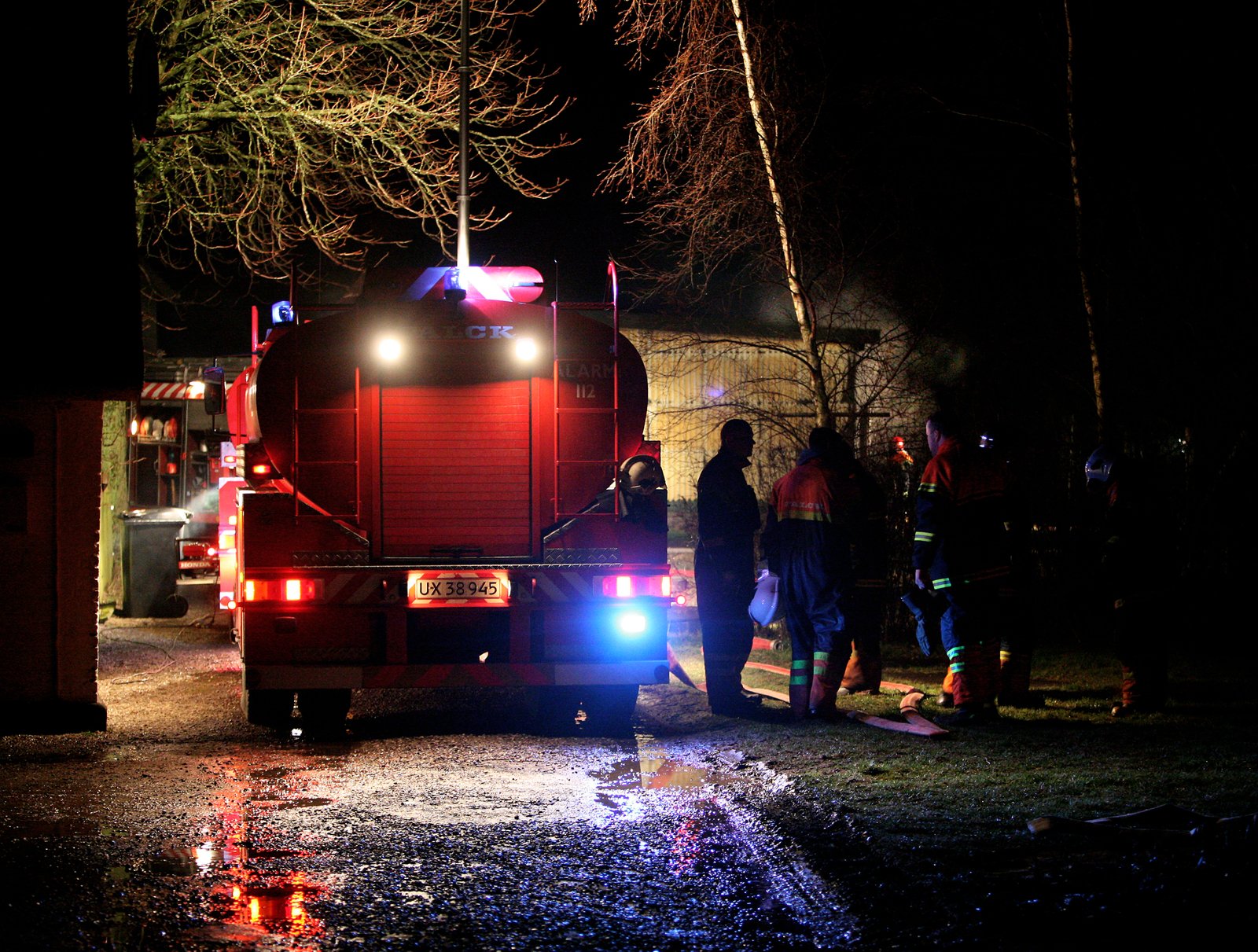Falck koncentrerede sig om at redde stuehuset en halv meter fra et værksted, der brændte ned. Brandårsagen er ukendt.