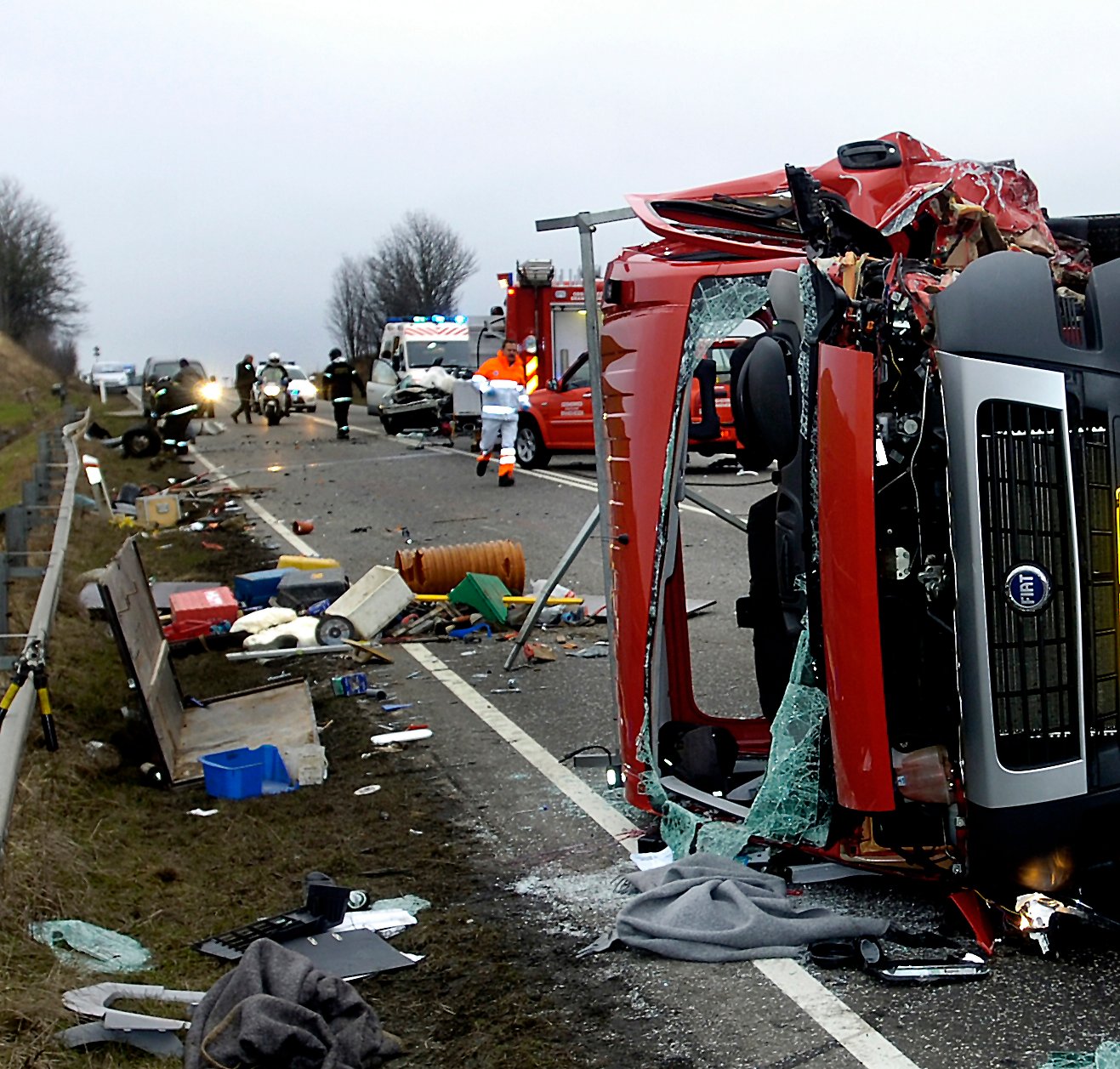 Morgentrafikken på Rute 21 blev i små fire timer afbrudt af en større ulykke. En varevogn og en personbil stødte frontalt sammen mellem Kelstrup og Sneglerup klokken 7.17.