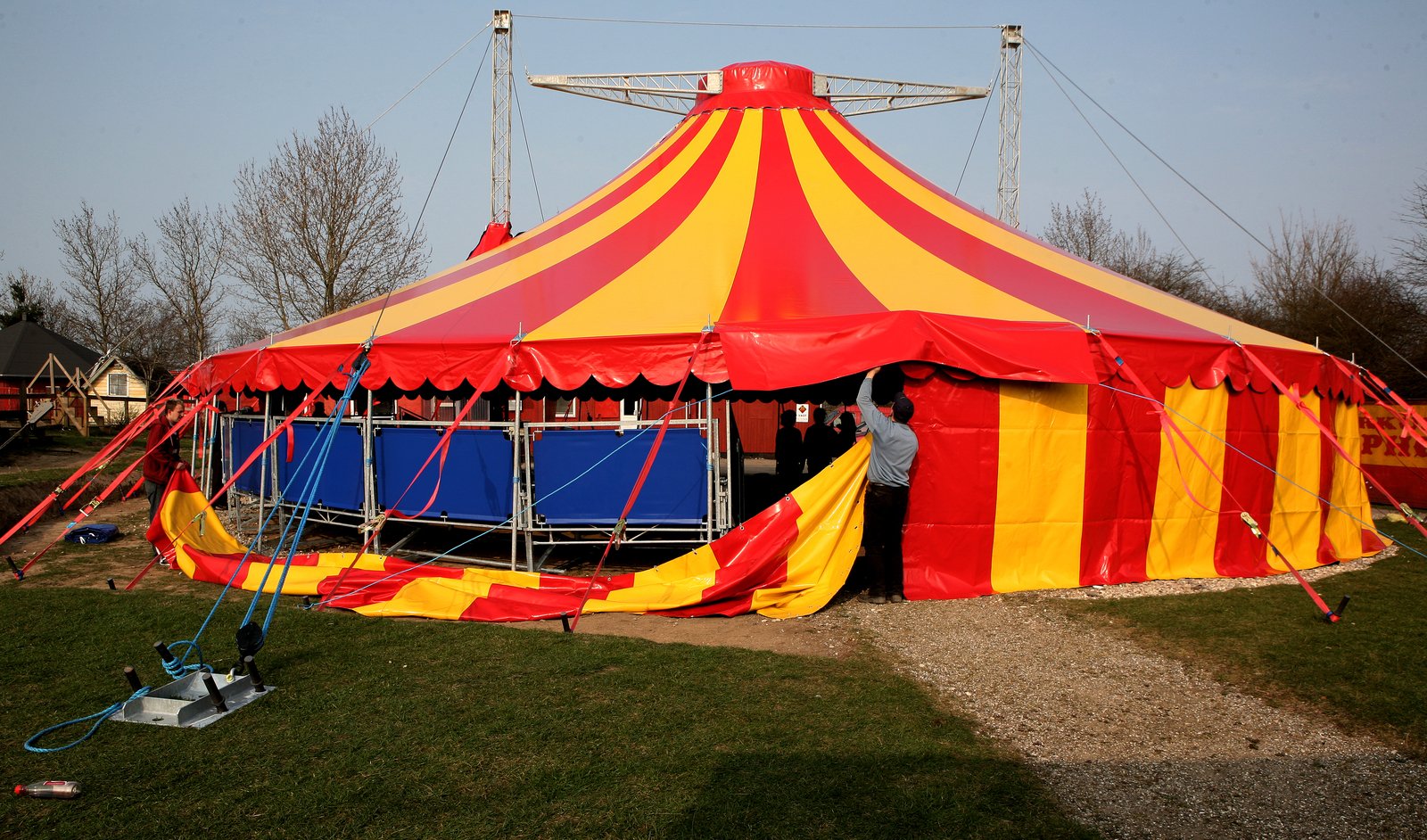 Forventningerne var store hos børn, unge og ansatte i Cirkus Kæphøj, da det nye cirkustelt blev rejst tirsdag.