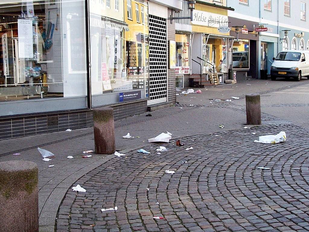 - Byen skal være attraktiv med sine butikker og cafeer og smukke bymiljø, så folk får lyst at tilbringe mere tid på stedet. Der skal ske noget, lyder det fra skribenten.