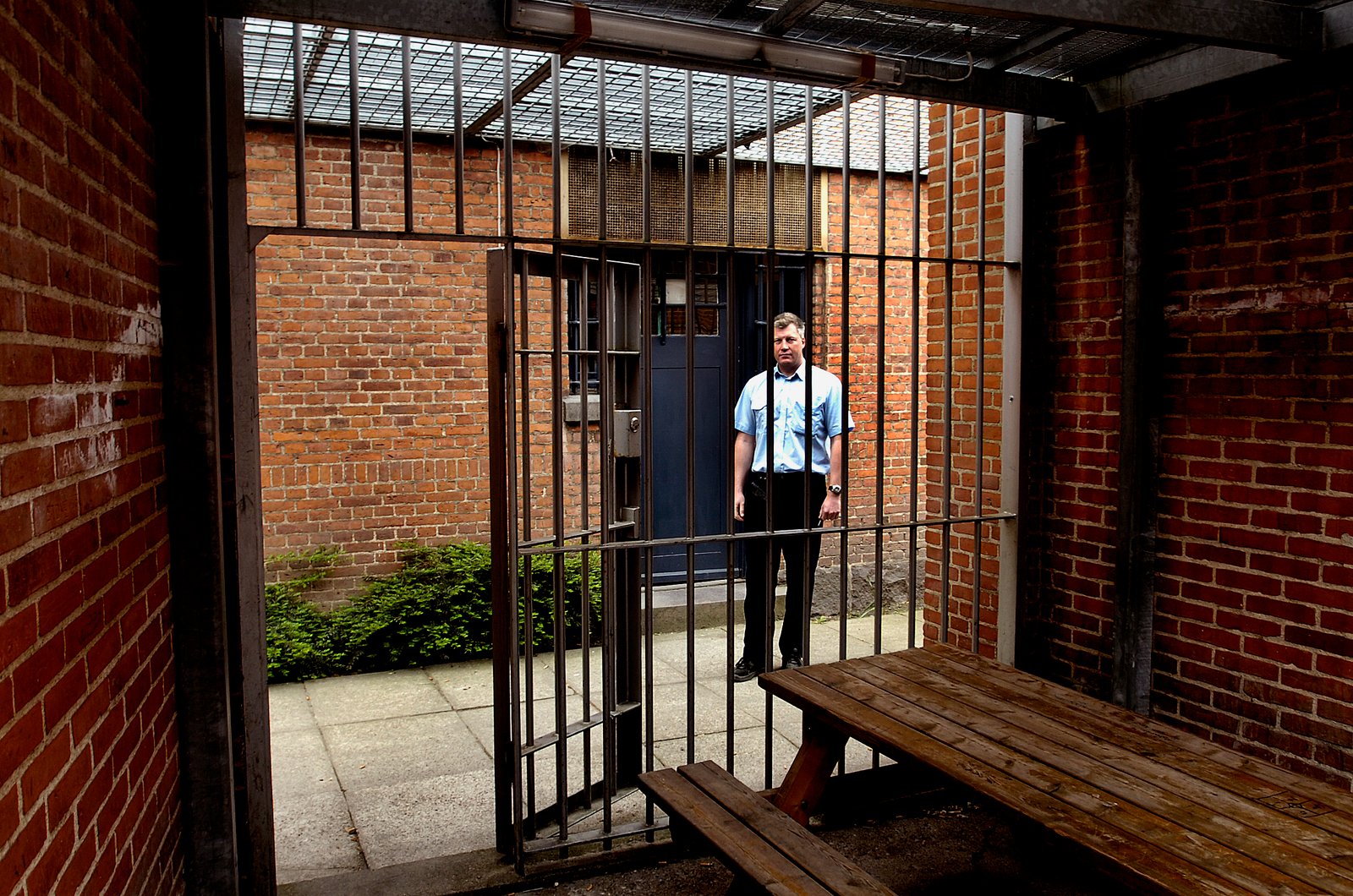 En ny retspraksis speeder retssystemet op til alles glæde. Straksdomme letter ekspeditionen hos ret og politi og sender den dømte bag tremmer med det samme.