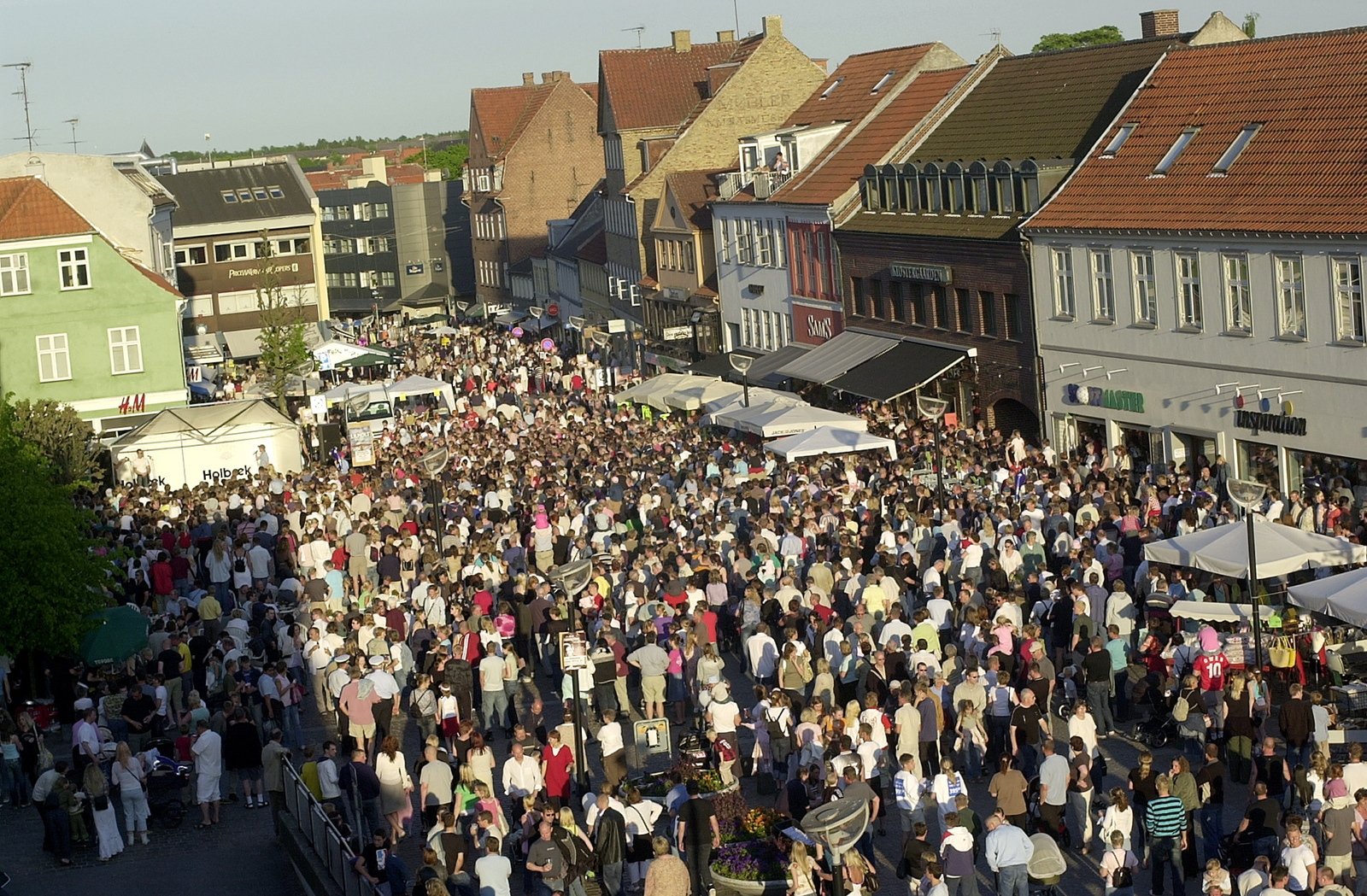 Holbæks handlende byder til aftenfest og underholdning med Stærk musik, landsstævnegymnastik, konkurrencer, børneklovn og markedsplads.