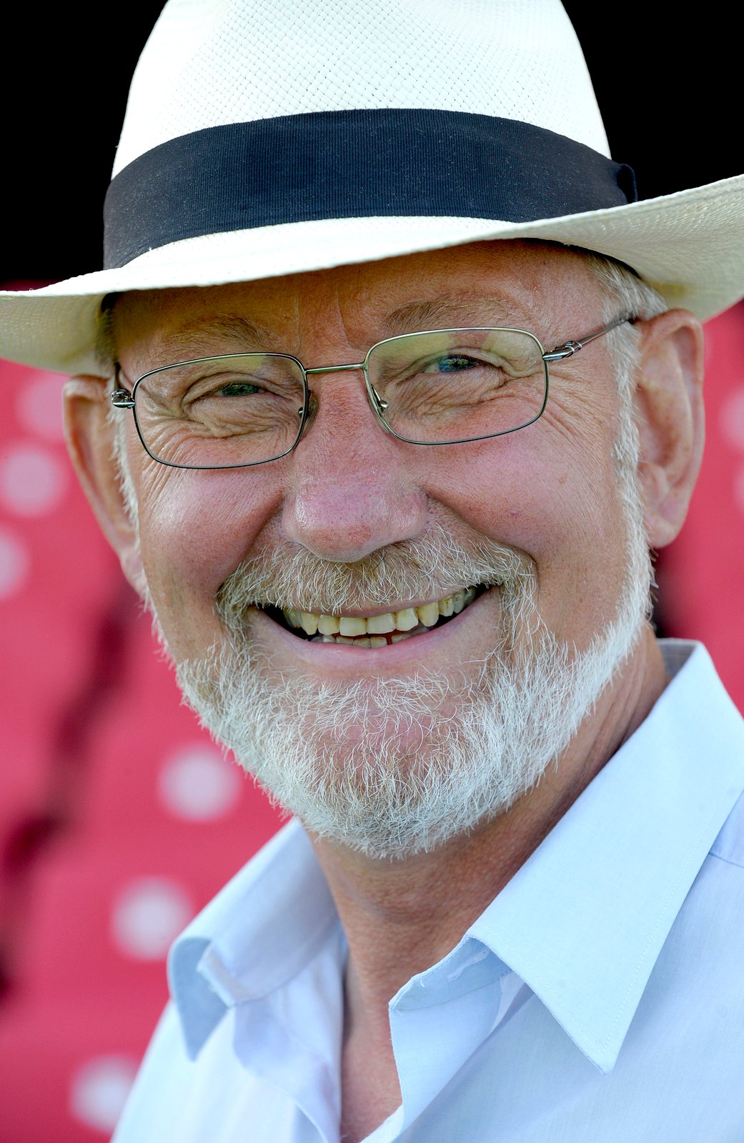 Malermester Bjarne Birk Hansen runder 65 år på Landsstævnets åbningsdag. Fødselsdagen fejres med dronningebesøg, taler fra statsministeren - og med gymnastiske øvelser på Landsstævnet, der er fødselarens første.