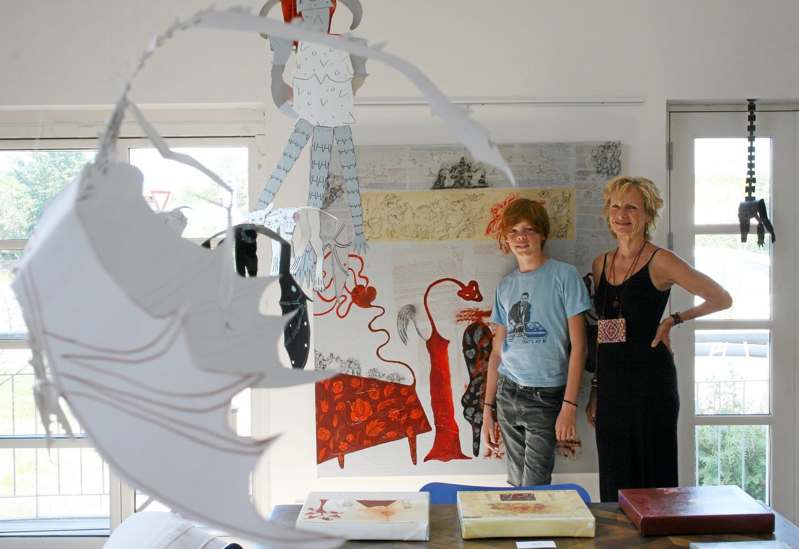 Billedkunstneren Susanne Aamund udstiller sammen med barnebarnet Noah i Galleri Elander i Tisvilde. "En rejse i fantasiens verden" kalder de udstilling, som er blevet til i alvorlig samhørighed i farmoderens atelier.