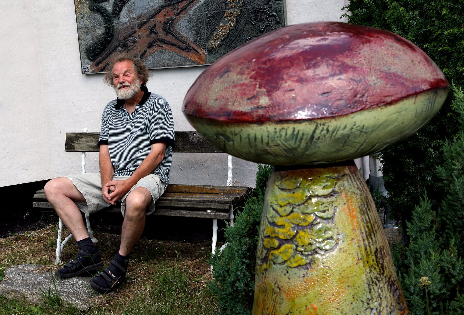 I år er det 50 år siden, at keramiker Tue Poulsen indledte sin karriere, og i dag, mandag, fylder han 70 år. Skulptøren, designeren og idémageren har ingen planer om pension.