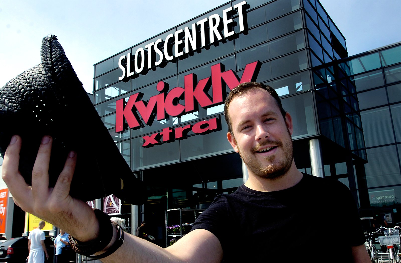 Selvom musikeren Lasse Keller er bosat i København, har han ikke glemt sin hjemby, Holbæk. Det er der kommet en hyldestsang til byen ud af.