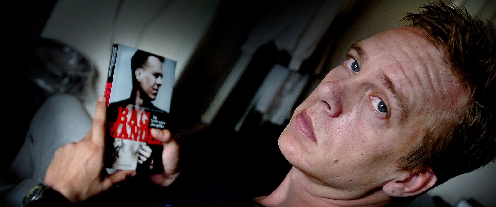 Tobias Møller voksede op i en bankdirektørfamilie, men endte selv som bankrøver. Han anklager sin mor for manglende tilstedeværelse i sin barndom, men sidder selv i fængsel det meste af tiden i stedet for at være sammen med sine børn. Han ønsker at arbejde med at hjælpe omsorgssvigtede børn med at finde den rette vej i tilværelsen, men har som 36-årig endnu ikke fundet vejen selv.