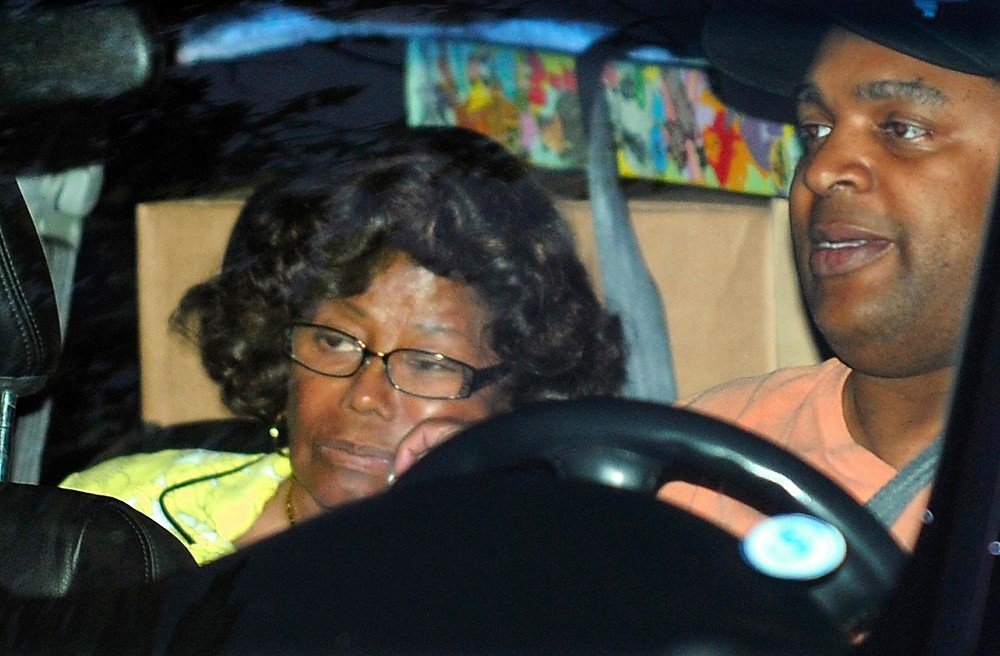 Michael Jacksons mor får hans børn. Ekshustruen Debbie Rowe får samkvemsret med dem. Det står fast efter retsmøde i Los Angeles.