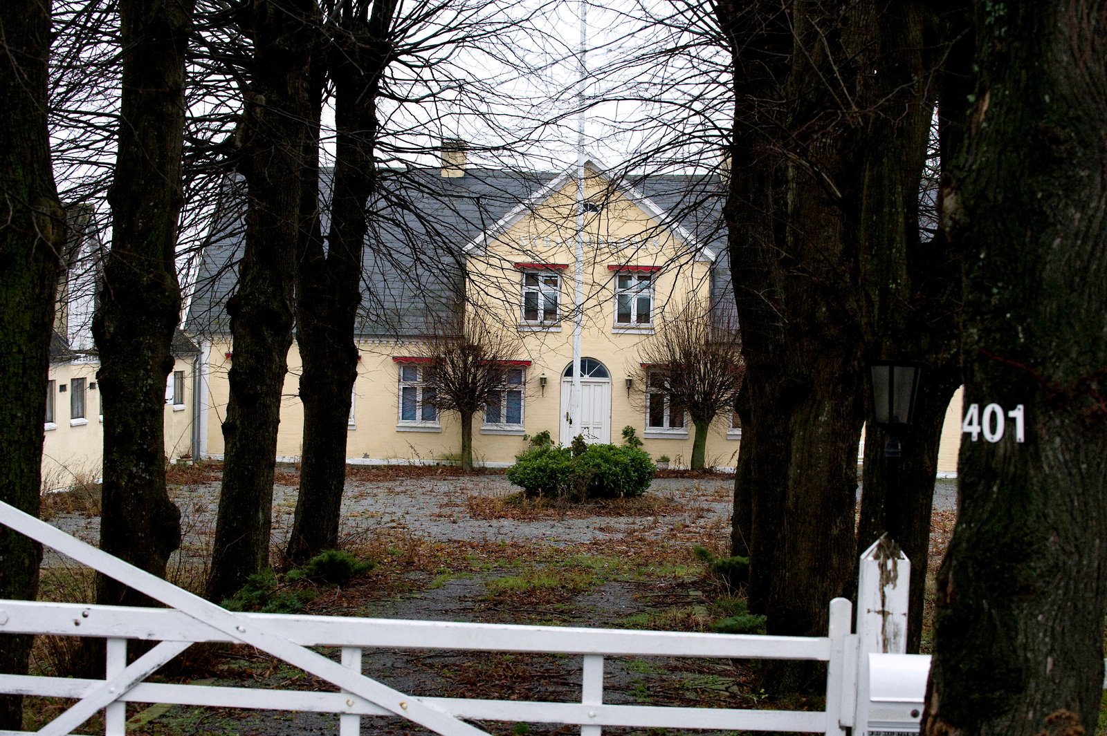 Et selskab på Roskildevej 401 har stadig en aktiv hjemmeside. Men gården er forladt, og flere selskaber på vej mod opløsning