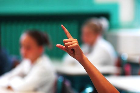 Hjembækskolen ved Hjembæk, der er en del af Den Miljøterapeutiske Organisation DMO kan ikke godkendes af tilsynet i Holbæk Kommune og dermed skal der findes nye skoletilbud til de 22 elever.
