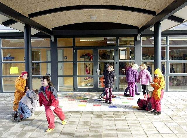 Tuse
 Efter sommerferien har Tuse Skole over 600 elever og 28 klasser. Pladsproblemer løses midlertidigt med tre undervisningslokaler i pavilloner.