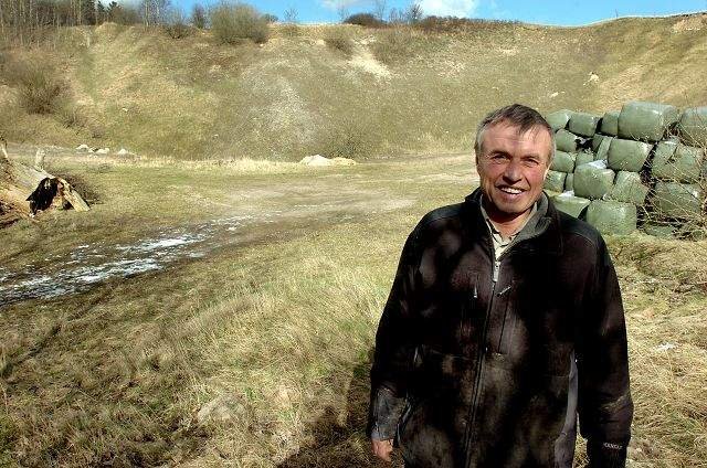 Brorfelde
 I foråret traf Fredningsnævnet for Vestsjælland en afgørelse om, at den tidligere grusgrav ud til Galøvej ikke kan fyldes op med mere end 500.000 kubikmeter jord. Men kun to af tre medlemmer af nævnet var til stede, da afgørelsen faldt, og det er en for lidt, mener Naturklagenævnet, så nu skal sagen behandles igen.