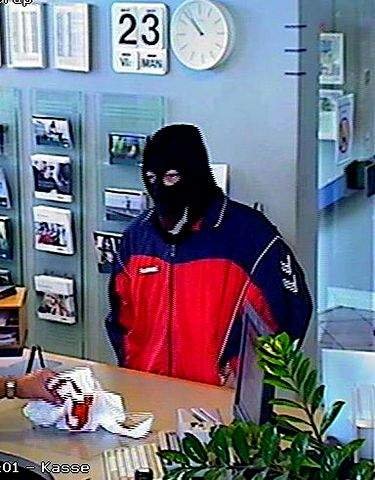 Jyderup
 Mandag formiddag blev Danske Bank på Skarridsøgade i Jyderup udsat for et bankrøveri. Politiet har endnu ikke fanget gerningsmanden, men har mandag eftermiddag valgt at offentliggøre billeder i håb om yderligere oplysninger i sagen.