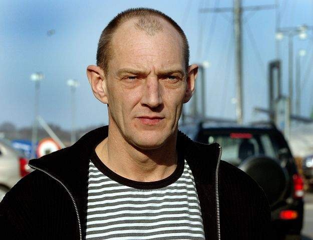 Holbæk 
Unge piger og kvinder af anden etnisk baggrund i Holbæk lever i frygt for at blive overfaldet af deres nærmeste familie, fordi de lever for meget som danskere. De søger hjælp hos Holbæk Kommunes integrationskonsulent til at flygte fra familien.
